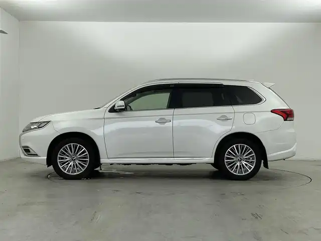 三菱 アウトランダー ＰＨＥＶ G 群馬県 2019(平31)年 6.4万km シルキーホワイト 後側方車両検知警報システム/＝＝＝＝＝/マルチアラウンドビューモニター/KENWOOD７インチナビ/・AM/FM/CD/DVD/Bluetooth/フルセグTV/KENWOODサブウーファー/KENWOODスピーカー/e-Assist/・衝突被害軽減ブレーキシステム/・車線逸脱警報システム/・オートマチックハイビーム/・レーダークルーズコントロールシステム/パーキングセンサー/後側方車両検知警報システム/ステアリングヒーター/前席シートヒーター/前後ドライブレコーダー/パドルシフト/ＬＥＤヘッドライト/オートライト/電動パーキングブレーキ/オートブレーキホールド/ＡＣ１００Ｖ電源/社外レーダー