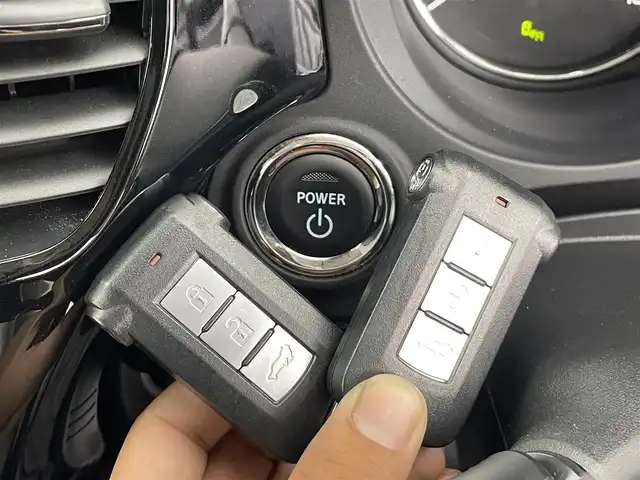 三菱 アウトランダー ＰＨＥＶ G 群馬県 2019(平31)年 6.4万km シルキーホワイト 後側方車両検知警報システム/＝＝＝＝＝/マルチアラウンドビューモニター/KENWOOD７インチナビ/・AM/FM/CD/DVD/Bluetooth/フルセグTV/KENWOODサブウーファー/KENWOODスピーカー/e-Assist/・衝突被害軽減ブレーキシステム/・車線逸脱警報システム/・オートマチックハイビーム/・レーダークルーズコントロールシステム/パーキングセンサー/後側方車両検知警報システム/ステアリングヒーター/前席シートヒーター/前後ドライブレコーダー/パドルシフト/ＬＥＤヘッドライト/オートライト/電動パーキングブレーキ/オートブレーキホールド/ＡＣ１００Ｖ電源/社外レーダー