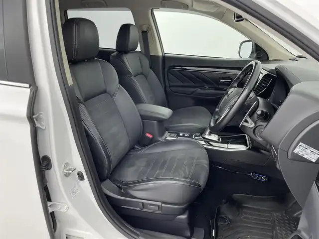 三菱 アウトランダー ＰＨＥＶ G 群馬県 2019(平31)年 6.4万km シルキーホワイト 後側方車両検知警報システム/＝＝＝＝＝/マルチアラウンドビューモニター/KENWOOD７インチナビ/・AM/FM/CD/DVD/Bluetooth/フルセグTV/KENWOODサブウーファー/KENWOODスピーカー/e-Assist/・衝突被害軽減ブレーキシステム/・車線逸脱警報システム/・オートマチックハイビーム/・レーダークルーズコントロールシステム/パーキングセンサー/後側方車両検知警報システム/ステアリングヒーター/前席シートヒーター/前後ドライブレコーダー/パドルシフト/ＬＥＤヘッドライト/オートライト/電動パーキングブレーキ/オートブレーキホールド/ＡＣ１００Ｖ電源/社外レーダー