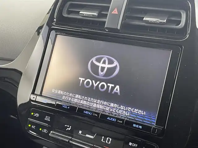トヨタ プリウス A ツーリングセレクション 山形県 2016(平28)年 10.1万km ホワイトパールクリスタルシャイン 純正９型ナビ　フルセグ　ＢＴ　ＤＶＤ　前席シートヒーター　バックカメラ　ドライブレコーダー　前後コーナーセンサー　ＢＳＭ　ヘッドアップディスプレイ　レーダー探知機　純正フロアマット　リフトアップ