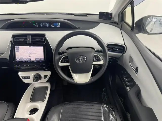 トヨタ プリウス A ツーリングセレクション 山形県 2016(平28)年 10.1万km ホワイトパールクリスタルシャイン 純正９型ナビ　フルセグ　ＢＴ　ＤＶＤ　前席シートヒーター　バックカメラ　ドライブレコーダー　前後コーナーセンサー　ＢＳＭ　ヘッドアップディスプレイ　レーダー探知機　純正フロアマット　リフトアップ