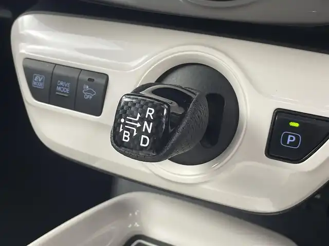 トヨタ プリウス A ツーリングセレクション 山形県 2016(平28)年 10.1万km ホワイトパールクリスタルシャイン 純正９型ナビ　フルセグ　ＢＴ　ＤＶＤ　前席シートヒーター　バックカメラ　ドライブレコーダー　前後コーナーセンサー　ＢＳＭ　ヘッドアップディスプレイ　レーダー探知機　純正フロアマット　リフトアップ