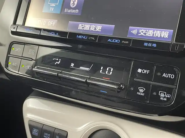 トヨタ プリウス A ツーリングセレクション 山形県 2016(平28)年 10.1万km ホワイトパールクリスタルシャイン 純正９型ナビ　フルセグ　ＢＴ　ＤＶＤ　前席シートヒーター　バックカメラ　ドライブレコーダー　前後コーナーセンサー　ＢＳＭ　ヘッドアップディスプレイ　レーダー探知機　純正フロアマット　リフトアップ