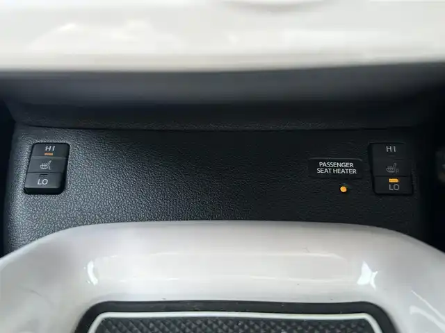 トヨタ プリウス A ツーリングセレクション 山形県 2016(平28)年 10.1万km ホワイトパールクリスタルシャイン ４WD/BSM/寒冷地仕様/レーダークルーズコントロール/パーキングアシスト/スペアキー/純正9型ナビ/（AM/FM/Bluetooth/フルセグ）/D席シートヒーター/ビルトインETC/スマートキー/純正アルミホイール/純正フロアマット/レーンキープアシスト/横滑り防止装置/ドアバイザー/電動格納ミラー