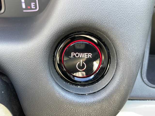 ホンダ フィット e:HEVホーム 山形県 2020(令2)年 6.4万km プラチナホワイトパール 禁煙車/ワンオーナー/Honda SENSING/・衝突軽減ブレーキ（ＣＭＢＳ）/・路外逸脱抑制機能/・先行車発進お知らせ機能/・アダプティブクルーズコントロール（ＡＣＣ）/・車線維持支援システム（ＬＫＡＳ）/・標識認識機能/・誤発進抑制機能 /・近距離衝突軽減ブレーキ/・オートハイビーム/・パーキングセンサーシステム/ハーフレザーシート/純正ナビ(CD.DVD.BT.USB.SD)/バックカメラ/フルセグ/ETC/ワイパーデアイサー/ミラーヒーター/LEDヘッドライト/プッシュスタート/スマートキーｘ２/ヘッドライトレベライザー/スタッドレスタイヤ積込み/電動パーキング/オートホールド
