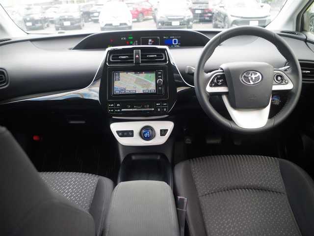 トヨタ プリウス Sセーフティプラス 千葉県 2017(平29)年 7.5万km シルバーM Toyota Safety Sense/・プリクラッシュセーフティ/・レーンディパーチャーアラート/・オートハイビーム/・レーダークルーズコントロール/シンプルインテリジェントパーキングアシスト/ヘッドアップディスプレイ/純正SDナビ/地デジTV/【DVD/CD再生機能　Bluetooth接続】/バックカメラ/ドライブレコーダー（DRT-H66A）/革巻きステアリング/ステアリングスイッチ/ETC（2.0）/LEDヘッドライト/フォグライト/ウインカーミラー/クリアランスソナー/純正15インチアルミホイル/サイド/カーテンエアバッグ/スマートキー