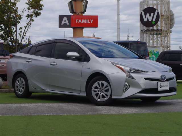 トヨタ プリウス Sセーフティプラス 千葉県 2017(平29)年 7.5万km シルバーM Toyota Safety Sense/・プリクラッシュセーフティ/・レーンディパーチャーアラート/・オートハイビーム/・レーダークルーズコントロール/シンプルインテリジェントパーキングアシスト/ヘッドアップディスプレイ/純正SDナビ/地デジTV/【DVD/CD再生機能　Bluetooth接続】/バックカメラ/ドライブレコーダー（DRT-H66A）/革巻きステアリング/ステアリングスイッチ/ETC（2.0）/LEDヘッドライト/フォグライト/ウインカーミラー/クリアランスソナー/純正15インチアルミホイル/サイド/カーテンエアバッグ/スマートキー