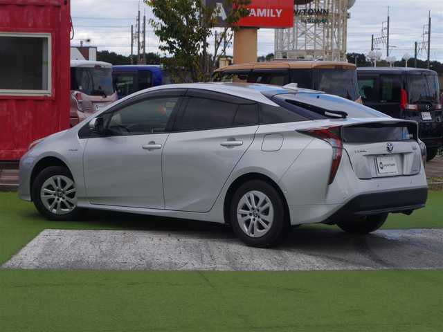 トヨタ プリウス Sセーフティプラス 千葉県 2017(平29)年 7.5万km シルバーM Toyota Safety Sense/・プリクラッシュセーフティ/・レーンディパーチャーアラート/・オートハイビーム/・レーダークルーズコントロール/シンプルインテリジェントパーキングアシスト/ヘッドアップディスプレイ/純正SDナビ/地デジTV/【DVD/CD再生機能　Bluetooth接続】/バックカメラ/ドライブレコーダー（DRT-H66A）/革巻きステアリング/ステアリングスイッチ/ETC（2.0）/LEDヘッドライト/フォグライト/ウインカーミラー/クリアランスソナー/純正15インチアルミホイル/サイド/カーテンエアバッグ/スマートキー