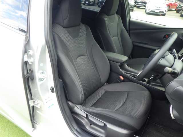 トヨタ プリウス Sセーフティプラス 千葉県 2017(平29)年 7.5万km シルバーM Toyota Safety Sense/・プリクラッシュセーフティ/・レーンディパーチャーアラート/・オートハイビーム/・レーダークルーズコントロール/シンプルインテリジェントパーキングアシスト/ヘッドアップディスプレイ/純正SDナビ/地デジTV/【DVD/CD再生機能　Bluetooth接続】/バックカメラ/ドライブレコーダー（DRT-H66A）/革巻きステアリング/ステアリングスイッチ/ETC（2.0）/LEDヘッドライト/フォグライト/ウインカーミラー/クリアランスソナー/純正15インチアルミホイル/サイド/カーテンエアバッグ/スマートキー