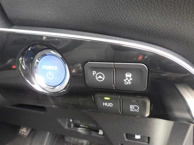 トヨタ プリウス Sセーフティプラス 千葉県 2017(平29)年 7.5万km シルバーM Toyota Safety Sense/・プリクラッシュセーフティ/・レーンディパーチャーアラート/・オートハイビーム/・レーダークルーズコントロール/シンプルインテリジェントパーキングアシスト/ヘッドアップディスプレイ/純正SDナビ/地デジTV/【DVD/CD再生機能　Bluetooth接続】/バックカメラ/ドライブレコーダー（DRT-H66A）/革巻きステアリング/ステアリングスイッチ/ETC（2.0）/LEDヘッドライト/フォグライト/ウインカーミラー/クリアランスソナー/純正15インチアルミホイル/サイド/カーテンエアバッグ/スマートキー