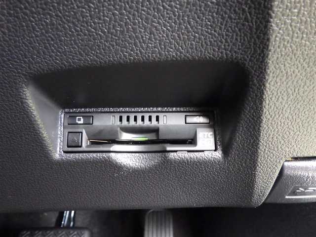 トヨタ プリウス Sセーフティプラス 千葉県 2017(平29)年 7.5万km シルバーM Toyota Safety Sense/・プリクラッシュセーフティ/・レーンディパーチャーアラート/・オートハイビーム/・レーダークルーズコントロール/シンプルインテリジェントパーキングアシスト/ヘッドアップディスプレイ/純正SDナビ/地デジTV/【DVD/CD再生機能　Bluetooth接続】/バックカメラ/ドライブレコーダー（DRT-H66A）/革巻きステアリング/ステアリングスイッチ/ETC（2.0）/LEDヘッドライト/フォグライト/ウインカーミラー/クリアランスソナー/純正15インチアルミホイル/サイド/カーテンエアバッグ/スマートキー