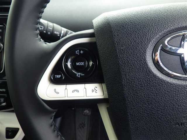 トヨタ プリウス Sセーフティプラス 千葉県 2017(平29)年 7.5万km シルバーM Toyota Safety Sense/・プリクラッシュセーフティ/・レーンディパーチャーアラート/・オートハイビーム/・レーダークルーズコントロール/シンプルインテリジェントパーキングアシスト/ヘッドアップディスプレイ/純正SDナビ/地デジTV/【DVD/CD再生機能　Bluetooth接続】/バックカメラ/ドライブレコーダー（DRT-H66A）/革巻きステアリング/ステアリングスイッチ/ETC（2.0）/LEDヘッドライト/フォグライト/ウインカーミラー/クリアランスソナー/純正15インチアルミホイル/サイド/カーテンエアバッグ/スマートキー