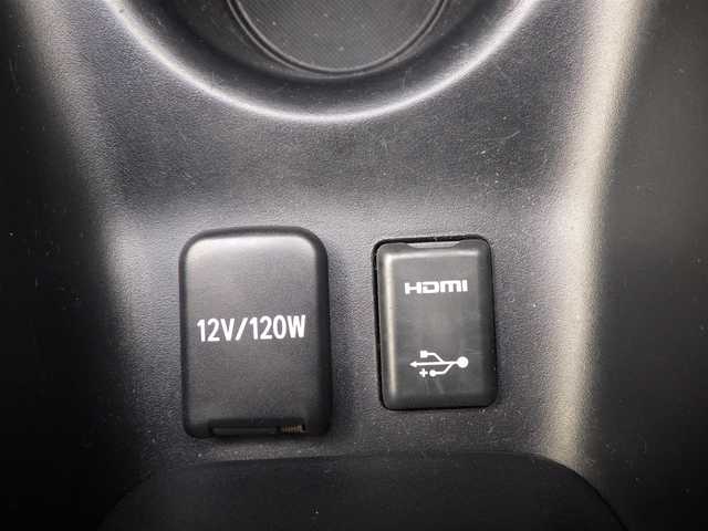 トヨタ プリウス Sセーフティプラス 千葉県 2017(平29)年 7.5万km シルバーM Toyota Safety Sense/・プリクラッシュセーフティ/・レーンディパーチャーアラート/・オートハイビーム/・レーダークルーズコントロール/シンプルインテリジェントパーキングアシスト/ヘッドアップディスプレイ/純正SDナビ/地デジTV/【DVD/CD再生機能　Bluetooth接続】/バックカメラ/ドライブレコーダー（DRT-H66A）/革巻きステアリング/ステアリングスイッチ/ETC（2.0）/LEDヘッドライト/フォグライト/ウインカーミラー/クリアランスソナー/純正15インチアルミホイル/サイド/カーテンエアバッグ/スマートキー