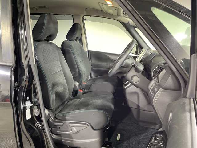 日産 セレナ ライダー 神奈川県 2017(平29)年 6万km ダイヤモンドブラック 純正7型SDナビゲーション【MM316D-W】/純正フリップダウンモニター/フルセグ　CD DVD　SD　Bluetooth　USB　MUSICSTOCKR　AUX　AM FM/バックカメラ/車線逸脱警報/オートハイビーム/パワースライドドア【サンシェード】/純正ビルトインETC/革巻きステアリング/アイドリングストップ/ECO/2列目3列目USB電源ソケット/シートバックテーブル/プッシュスタート/スマートキー/LEDヘッドランプ/フォグランプ/オートライト/純正サイド/リアスポイラー/純正16インチアルミホイール/スペアキー