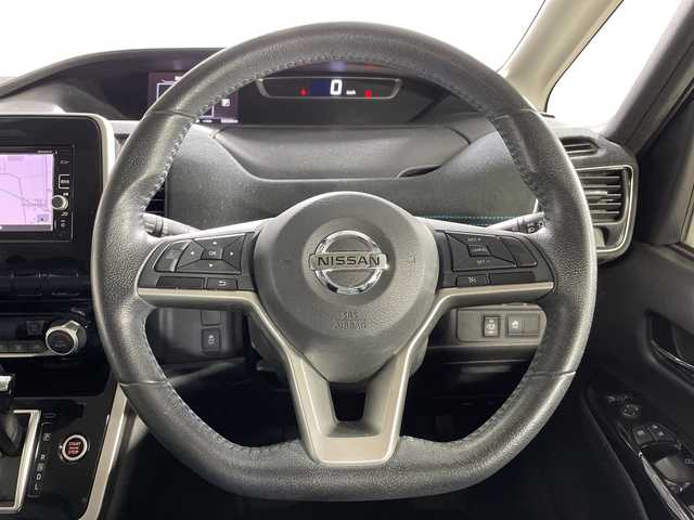 日産 セレナ ライダー 神奈川県 2017(平29)年 6万km ダイヤモンドブラック 純正7型SDナビゲーション【MM316D-W】/純正フリップダウンモニター/フルセグ　CD DVD　SD　Bluetooth　USB　MUSICSTOCKR　AUX　AM FM/バックカメラ/車線逸脱警報/オートハイビーム/パワースライドドア【サンシェード】/純正ビルトインETC/革巻きステアリング/アイドリングストップ/ECO/2列目3列目USB電源ソケット/シートバックテーブル/プッシュスタート/スマートキー/LEDヘッドランプ/フォグランプ/オートライト/純正サイド/リアスポイラー/純正16インチアルミホイール/スペアキー