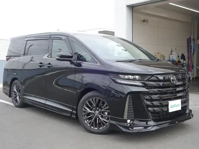 トヨタ ヴェルファイア Z プレミア 静岡県 2024(令6)年 0.1万km ブラック ＜Zプレミア　GRパーツ多数＞/　GRフロントスポイラー/　GRサイドスカート/　GRリヤバンパースポイラー/　GRドレスアップマフラー/メーカーOP デジタルインナーミラー/ワンオーナー・禁煙車/　走行485ｋｍ/セーフティーセンス/BSM/　プリクラッシュ　レーンチェンジ/　レーントレーシング　レーンデュパーチャー/　全車速追従レーダークルーズ/　アダプティブファイビーム/　ロードサインアシスト/　プロアクティブドライビングアシスト/　発信遅れ告知機能/トヨタチームメイト/3眼LEDヘッドライト・フォグ/左右独立ムーンルーフ/14インチディスプレイオーディオプラス/　コネクチッドナビ/　10スピーカー　チデジ　USB HDMI/　アップルカープレイ　アンドロイドオート/12.3インチTFTカラーメーター/カラーヘッドアップディスプレイ/パワーシート前席/　D席マイコンプリセットドライビングポジション/2列目エグゼクティブパワーシート/　パワーサンシェード/スマートキー2個/カロ調フロアマット/保証書
