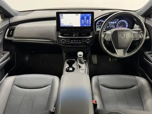 トヨタ クラウン ハイブリッド RS 三重県 2021(令3)年 3.4万km プレシャスブラックパール ハイブリッド/FR/MTモード付フロアCVT/純正 12.3インチナビ/（AM/FM/CD/DVD/Blu-ray/SDREC/SD/USB/Bluetooth/Miracast/AUX/TV/CarPlay/AndroidAuto）/パノラミックビューモニター/ビルトイン ETC2.0/Toyota Safety Sense/・プリクラッシュセーフティ/・レーントレーシングアシスト/・レーダークルコン/・ロードサインアシスト/・アダプティブハイビームシステム/・ブラインドスポットモニター＋リヤクロストラフィックオートブレーキ/・インテリジェントクリアランスソナー［パーキングサポートブレーキ（静止物）］/・インテリジェント パーキングアシスト2/・リヤカメラディテクション［RCD］/など/装備/・ハーフレザーシート/・シートヒーター（D/N）/・ステアリングヒーター/・パワーシート（D8way＋ランバーサポート/N4way（肩口スイッチ付））/・カラーヘッドアップディスプレイ/・左右独立オートエアコン/・雨滴感応式フロントワイパー/・3眼LEDヘッドランプ/・オートライト/・専用18inAW/・プッシュスタート/・保/取/ナビ取/・スマートキーx2/など