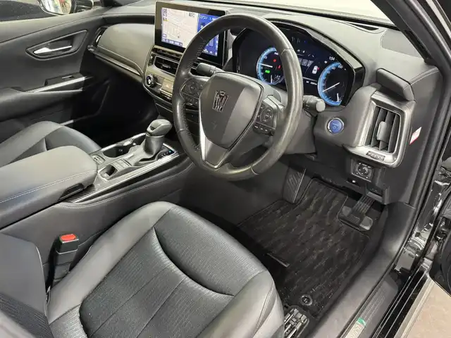 トヨタ クラウン ハイブリッド RS 三重県 2021(令3)年 3.4万km プレシャスブラックパール ハイブリッド/FR/MTモード付フロアCVT/純正 12.3インチナビ/（AM/FM/CD/DVD/Blu-ray/SDREC/SD/USB/Bluetooth/Miracast/AUX/TV/CarPlay/AndroidAuto）/パノラミックビューモニター/ビルトイン ETC2.0/Toyota Safety Sense/・プリクラッシュセーフティ/・レーントレーシングアシスト/・レーダークルコン/・ロードサインアシスト/・アダプティブハイビームシステム/・ブラインドスポットモニター＋リヤクロストラフィックオートブレーキ/・インテリジェントクリアランスソナー［パーキングサポートブレーキ（静止物）］/・インテリジェント パーキングアシスト2/・リヤカメラディテクション［RCD］/など/装備/・ハーフレザーシート/・シートヒーター（D/N）/・ステアリングヒーター/・パワーシート（D8way＋ランバーサポート/N4way（肩口スイッチ付））/・カラーヘッドアップディスプレイ/・左右独立オートエアコン/・雨滴感応式フロントワイパー/・3眼LEDヘッドランプ/・オートライト/・専用18inAW/・プッシュスタート/・保/取/ナビ取/・スマートキーx2/など