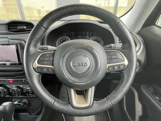 クライスラー・ジープ ジープ レネゲード リミテッド 石川県 2018(平30)年 4.1万km 黒 社外メモリナビ/【バックカメラ/フルセグTV/Bluetooth/CD/DVD】/衝突軽減ブレーキ/ブラインドスポットモニター/オートクルーズコントロール/黒レザーシート/ステアリングヒーター/パワーシート(前席)/シートヒーター(前席)/キーレスエントリー/プッシュスタート/ETC