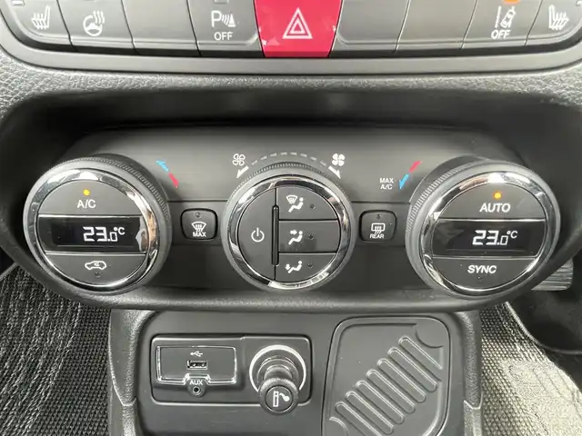 クライスラー・ジープ ジープ レネゲード リミテッド 石川県 2018(平30)年 4.1万km 黒 社外メモリナビ/【バックカメラ/フルセグTV/Bluetooth/CD/DVD】/衝突軽減ブレーキ/ブラインドスポットモニター/オートクルーズコントロール/黒レザーシート/ステアリングヒーター/パワーシート(前席)/シートヒーター(前席)/キーレスエントリー/プッシュスタート/ETC