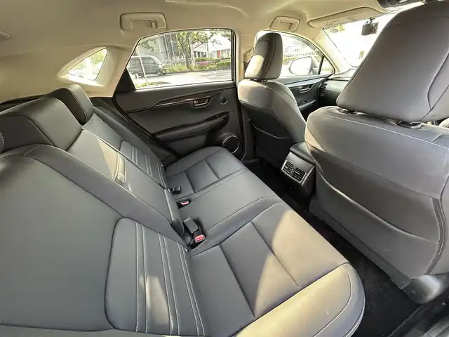 レクサス ＮＸ 300h Iパッケージ 長野県 2019(平31)年 4万km ソニッククォーツ ワンオーナー/４WD/純正ナビ/・Bluetooth/CD/DVD/TV/360度バックカメラ/純正ETC/電動リアゲート/前後ドライブレコーダー/純正フロアマット/前席パワーシート/レザーシート/前席シートヒーター/純正17インチAW/前後コーナーセンサー/LEDオートライト/ハンドルヒーター/ブライドインスポットモニター/パドルシフト/電格ミラー/スペアキー（カードキー有）/プッシュスタート/保証書/取り扱い説明書