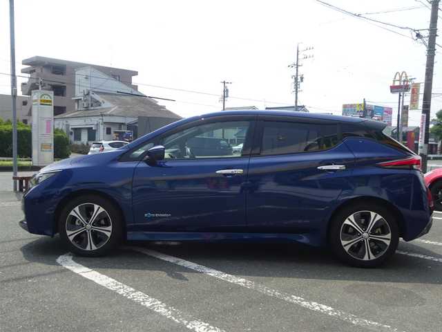 日産 リーフ X 静岡県 2018(平30)年 4.7万km オーロラフレアブルーパール ワンオーナー/禁煙車/純正ナビ/（CD/DVD/BT/USB/AUX/Music BOX/Apple car Play)/プロパイロットパーキングセット/・プロパイロットパーキング/・インテリジェントアラウンドビューモニター/・インテリジェントルームミラー/・電動パーキングブレーキ/・フロント/バックソナー/・踏み間違い衝突防止アシスト/・インテリジェントDA/クルーズコントロール/デジタルインナーミラー/ハンドルヒーター/前席シートヒーター/充電ケーブル/プッシュスタート・スマートキー/純正フロアマット・バイザー/LEDヘッドライト/純正ドライブレコーダー/ETC/保証書・取扱説明書・ナビ説