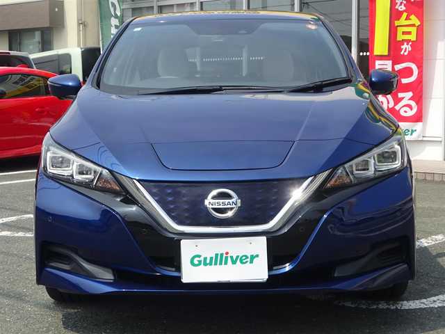 日産 リーフ X 静岡県 2018(平30)年 4.7万km オーロラフレアブルーパール ワンオーナー/禁煙車/純正ナビ/（CD/DVD/BT/USB/AUX/Music BOX/Apple car Play)/プロパイロットパーキングセット/・プロパイロットパーキング/・インテリジェントアラウンドビューモニター/・インテリジェントルームミラー/・電動パーキングブレーキ/・フロント/バックソナー/・踏み間違い衝突防止アシスト/・インテリジェントDA/クルーズコントロール/デジタルインナーミラー/ハンドルヒーター/前席シートヒーター/充電ケーブル/プッシュスタート・スマートキー/純正フロアマット・バイザー/LEDヘッドライト/純正ドライブレコーダー/ETC/保証書・取扱説明書・ナビ説