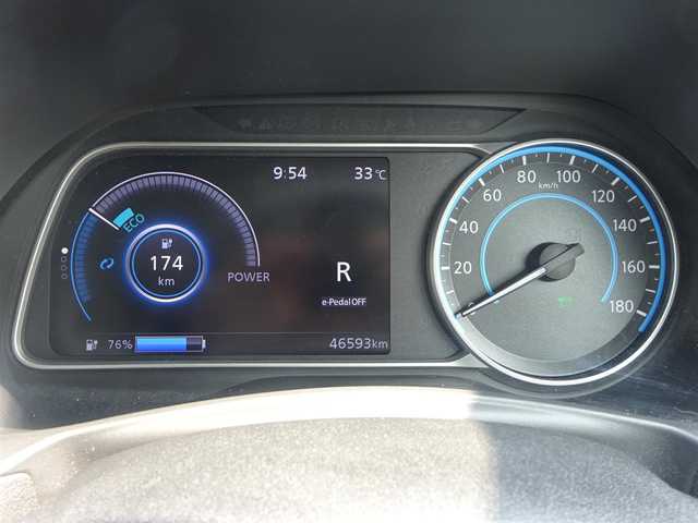 日産 リーフ X 静岡県 2018(平30)年 4.7万km オーロラフレアブルーパール ワンオーナー/禁煙車/純正ナビ/（CD/DVD/BT/USB/AUX/Music BOX/Apple car Play)/プロパイロットパーキングセット/・プロパイロットパーキング/・インテリジェントアラウンドビューモニター/・インテリジェントルームミラー/・電動パーキングブレーキ/・フロント/バックソナー/・踏み間違い衝突防止アシスト/・インテリジェントDA/クルーズコントロール/デジタルインナーミラー/ハンドルヒーター/前席シートヒーター/充電ケーブル/プッシュスタート・スマートキー/純正フロアマット・バイザー/LEDヘッドライト/純正ドライブレコーダー/ETC/保証書・取扱説明書・ナビ説
