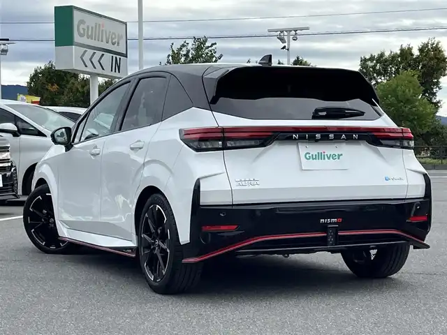 日産 オーラ ニスモ 奈良県 2024(令6)年 1.6万km ピュアホワイトパール / スーパーブラック 2トーン 純正9インチナビ/（フルセグ/BT/AppleCarPlay)/プロパイロット/レーダークルーズコントロール/アラウンドビューモニター/前後コーナーセンサー/ブラインドスポットモニター/衝突軽減システム/レーンキープアシスト/ハーフレザーシート/ワイヤレス充電/デジタルインナーミラー/ETC2.0/前後ドライブレコーダー（ZDR-017）/純正17インチAW