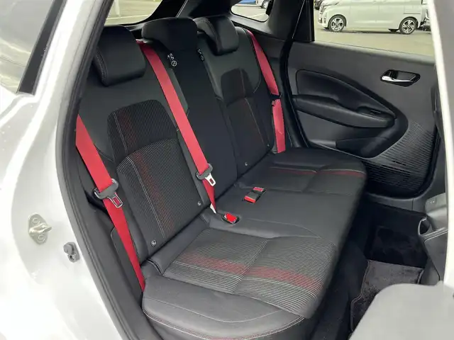 日産 オーラ ニスモ 奈良県 2024(令6)年 1.6万km ピュアホワイトパール / スーパーブラック 2トーン 純正9インチナビ/（フルセグ/BT/AppleCarPlay)/プロパイロット/レーダークルーズコントロール/アラウンドビューモニター/前後コーナーセンサー/ブラインドスポットモニター/衝突軽減システム/レーンキープアシスト/ハーフレザーシート/ワイヤレス充電/デジタルインナーミラー/ETC2.0/前後ドライブレコーダー（ZDR-017）/純正17インチAW