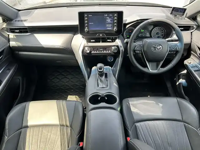 トヨタ ハリアー ハイブリッド G 滋賀県 2022(令4)年 3.4万km プレシャスブラックパール ガソリン（ハイブリッド）/2WD(FF)/CVT/８インチディスプレイオーディオ/(FM/AM/Bluetooth)/ETC/デジタルインナーミラー(ドラレコ機能有)/バックカメラ/GPSレーダー/ＴｏｙｏｔａＳａｆｅｔｙＳｅｎｓｅ/・踏み間違い防止アシスト	/・プリクラッシュブレーキアシスト	/・リヤクロストラフィックオートブレーキ/・ブラインドスポットモニター/・レーダークルーズコントロール/・レーンキープアシスト/・標識検知機能	/積込夏タイヤ/電動リアゲート/電動格納ミラー/電動パーキング/ブレーキホールド/革巻きステアリング/ステアリングスイッチ/オートライト/LEDヘッドライト/フロントフォグ/オートマチックハイビーム/フルオートエアコン/プッシュスタート/スマートキー/純正フロアマット/EVモード/ドライブモードセレクト