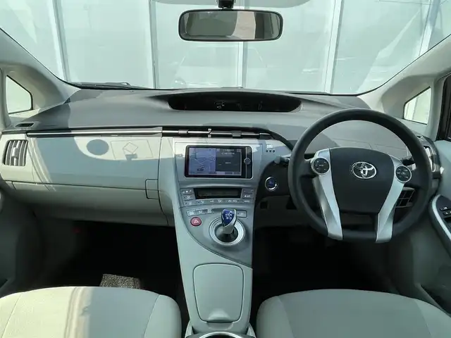 トヨタ プリウス S 福岡県 2012(平24)年 6万km ホワイトパールクリスタルシャイン ・純正ディーラー7インチナビ（TV/Bluetooth/CD/DVD/AM/FM/SD/DS）/・バックカメラ/・ETC/・車両接近通報装置/・フォグランプ/・LEDヘッドライト/・プッシュスタート/・電動格納ミラー/・純正マット/・純正ホイール/・ドアバイザー/・スマートキー/・スペアキー