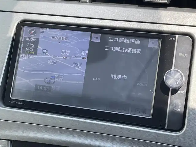 トヨタ プリウス S 福岡県 2012(平24)年 6万km ホワイトパールクリスタルシャイン ・純正ディーラー7インチナビ（TV/Bluetooth/CD/DVD/AM/FM/SD/DS）/・バックカメラ/・ETC/・車両接近通報装置/・フォグランプ/・LEDヘッドライト/・プッシュスタート/・電動格納ミラー/・純正マット/・純正ホイール/・ドアバイザー/・スマートキー/・スペアキー
