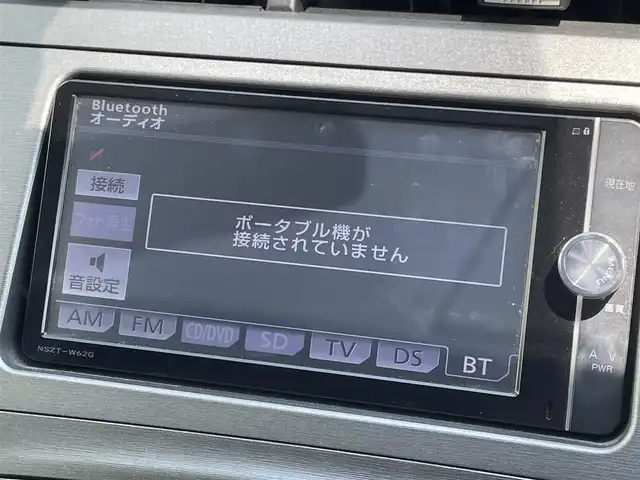 トヨタ プリウス S 福岡県 2012(平24)年 6万km ホワイトパールクリスタルシャイン ・純正ディーラー7インチナビ（TV/Bluetooth/CD/DVD/AM/FM/SD/DS）/・バックカメラ/・ETC/・車両接近通報装置/・フォグランプ/・LEDヘッドライト/・プッシュスタート/・電動格納ミラー/・純正マット/・純正ホイール/・ドアバイザー/・スマートキー/・スペアキー