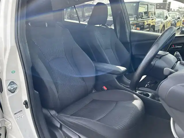 トヨタ プリウス Sセーフティプラス 石川県 2017(平29)年 9.6万km パール 社外SDナビ（カロッツェリア）/Bluetooth/フルセグテレビ/スタッドレスアルミSET/ETC/前後ドライブレコーダー/バックカメラ/コーナーセンサー/アイドリングストップ/クルーズコントロール/ウィンカーミラー/ドアバイザー/プッシュスタート/スマートキー/スペアキー/LEDヘッドライト/オートライト/オートマチックハイビーム