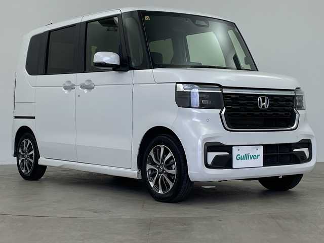 ホンダ Ｎ ＢＯＸ カスタム 鹿児島県 2023(令5)年 2.9万km プラチナホワイトパール 社外ナビ/・Bluetooth/・CD/・フルセグ/・DVD/両側パワースライドドア/ホンダセンシング/・渋滞追従機能付アダプティブクルーズコントロール/・衝突軽減ブレーキ/・歩行者事故低減ステアリング/・標識認識機能/・車線維持支援システム/・オートハイビーム/・後方誤発進抑制機能/・パーキングセンサーシステム/・先行車発進お知らせ機能/・路外逸脱抑制機能/・誤発進抑制機能/・近距離衝突軽減ブレーキ/純正ラバーマット/電子パーキングブレーキ/オートホールド/LEDヘッドライト/シートヒーター/リアサンシェード