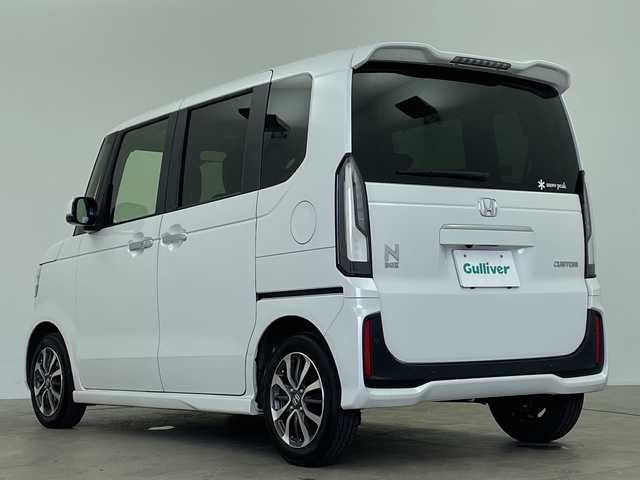 ホンダ Ｎ ＢＯＸ カスタム 鹿児島県 2023(令5)年 2.9万km プラチナホワイトパール 社外ナビ/・Bluetooth/・CD/・フルセグ/・DVD/両側パワースライドドア/ホンダセンシング/・渋滞追従機能付アダプティブクルーズコントロール/・衝突軽減ブレーキ/・歩行者事故低減ステアリング/・標識認識機能/・車線維持支援システム/・オートハイビーム/・後方誤発進抑制機能/・パーキングセンサーシステム/・先行車発進お知らせ機能/・路外逸脱抑制機能/・誤発進抑制機能/・近距離衝突軽減ブレーキ/純正ラバーマット/電子パーキングブレーキ/オートホールド/LEDヘッドライト/シートヒーター/リアサンシェード