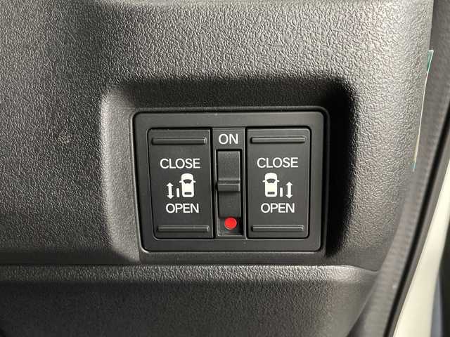 ホンダ Ｎ ＢＯＸ カスタム 鹿児島県 2023(令5)年 2.9万km プラチナホワイトパール 社外ナビ/・Bluetooth/・CD/・フルセグ/・DVD/両側パワースライドドア/ホンダセンシング/・渋滞追従機能付アダプティブクルーズコントロール/・衝突軽減ブレーキ/・歩行者事故低減ステアリング/・標識認識機能/・車線維持支援システム/・オートハイビーム/・後方誤発進抑制機能/・パーキングセンサーシステム/・先行車発進お知らせ機能/・路外逸脱抑制機能/・誤発進抑制機能/・近距離衝突軽減ブレーキ/純正ラバーマット/電子パーキングブレーキ/オートホールド/LEDヘッドライト/シートヒーター/リアサンシェード