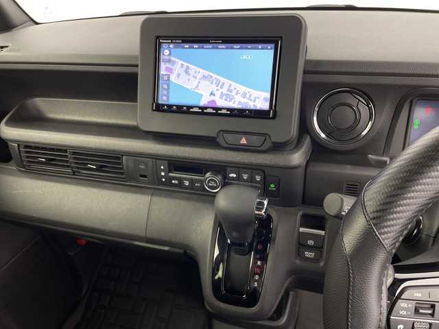 ホンダ Ｎ ＢＯＸ カスタム 鹿児島県 2023(令5)年 2.9万km プラチナホワイトパール 社外ナビ/・Bluetooth/・CD/・フルセグ/・DVD/両側パワースライドドア/ホンダセンシング/・渋滞追従機能付アダプティブクルーズコントロール/・衝突軽減ブレーキ/・歩行者事故低減ステアリング/・標識認識機能/・車線維持支援システム/・オートハイビーム/・後方誤発進抑制機能/・パーキングセンサーシステム/・先行車発進お知らせ機能/・路外逸脱抑制機能/・誤発進抑制機能/・近距離衝突軽減ブレーキ/純正ラバーマット/電子パーキングブレーキ/オートホールド/LEDヘッドライト/シートヒーター/リアサンシェード