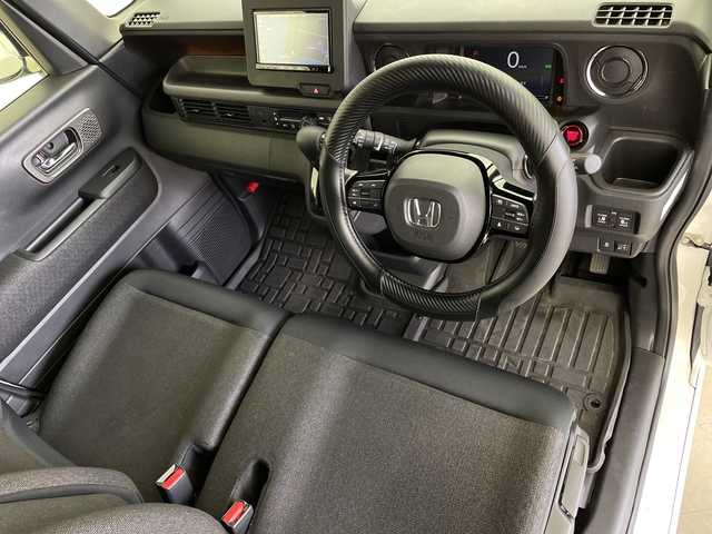 ホンダ Ｎ ＢＯＸ カスタム 鹿児島県 2023(令5)年 2.9万km プラチナホワイトパール 社外ナビ/・Bluetooth/・CD/・フルセグ/・DVD/両側パワースライドドア/ホンダセンシング/・渋滞追従機能付アダプティブクルーズコントロール/・衝突軽減ブレーキ/・歩行者事故低減ステアリング/・標識認識機能/・車線維持支援システム/・オートハイビーム/・後方誤発進抑制機能/・パーキングセンサーシステム/・先行車発進お知らせ機能/・路外逸脱抑制機能/・誤発進抑制機能/・近距離衝突軽減ブレーキ/純正ラバーマット/電子パーキングブレーキ/オートホールド/LEDヘッドライト/シートヒーター/リアサンシェード