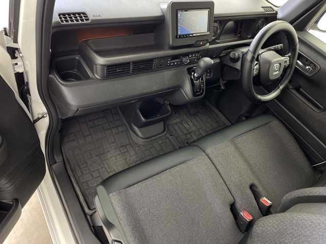 ホンダ Ｎ ＢＯＸ カスタム 鹿児島県 2023(令5)年 2.9万km プラチナホワイトパール 社外ナビ/・Bluetooth/・CD/・フルセグ/・DVD/両側パワースライドドア/ホンダセンシング/・渋滞追従機能付アダプティブクルーズコントロール/・衝突軽減ブレーキ/・歩行者事故低減ステアリング/・標識認識機能/・車線維持支援システム/・オートハイビーム/・後方誤発進抑制機能/・パーキングセンサーシステム/・先行車発進お知らせ機能/・路外逸脱抑制機能/・誤発進抑制機能/・近距離衝突軽減ブレーキ/純正ラバーマット/電子パーキングブレーキ/オートホールド/LEDヘッドライト/シートヒーター/リアサンシェード