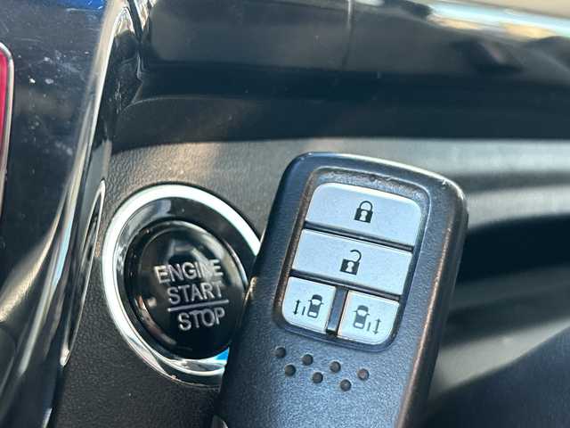 ホンダ ステップワゴン スパーダ クールスピリット 埼玉県 2017(平29)年 10.9万km ホワイトオーキッドパール 純正ナビ　/フルセグ/DVD/CD/BT/USB/HDMI/ビルトインＥＴＣ　/両側パワースライドドア　/ＡＣＣ　/パドルシフト　/前席シートヒーター　/横滑り防止　/衝突軽減システム　/レーンキープアシスト　/アイドリングストップ/後席テーブル/スマートキー２本　/保証書　/取扱説明書