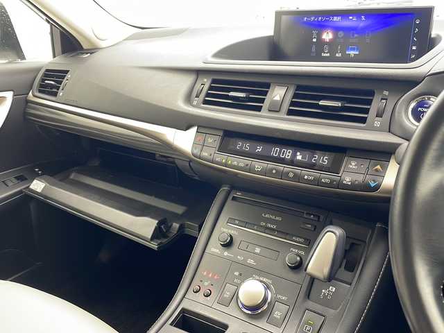 レクサス ＣＴ 200h バージョンC 沖縄県 2021(令3)年 4.5万km ソニッククォーツ 純正ナビ　/　(フルセグＴＶ　DVD　Ｂｌｕｅｔｏｏｔｈ　USB)　/バックカメラ　　/ＥＴＣ/前席パワーシート　/前席シートヒーター　/ハーフレザーシート　/クルーズコントロール　/レーンキープアシスト/ステアリングスイッチ/プッシュスタート　/スマートキー　/オートライト/ＬＥＤヘッドライト/クリアランスソナー/ドアバイザー/純正フロアマット/純正16インチアルミホイール