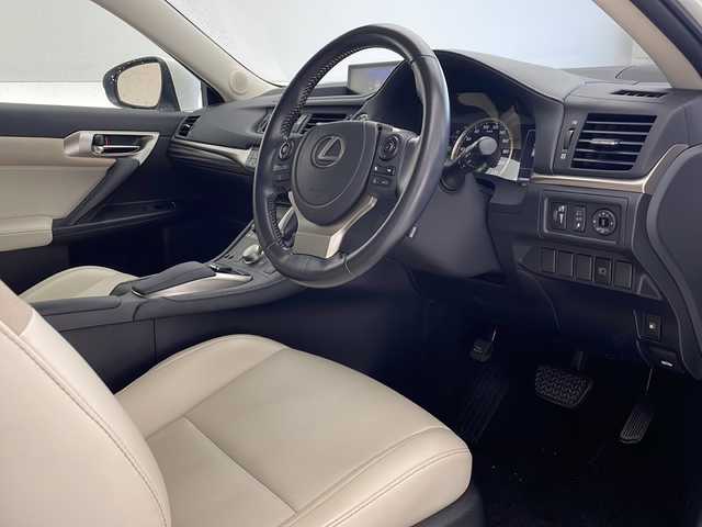 レクサス ＣＴ 200h バージョンC 沖縄県 2021(令3)年 4.5万km ソニッククォーツ 純正ナビ　/　(フルセグＴＶ　DVD　Ｂｌｕｅｔｏｏｔｈ　USB)　/バックカメラ　　/ＥＴＣ/前席パワーシート　/前席シートヒーター　/ハーフレザーシート　/クルーズコントロール　/レーンキープアシスト/ステアリングスイッチ/プッシュスタート　/スマートキー　/オートライト/ＬＥＤヘッドライト/クリアランスソナー/ドアバイザー/純正フロアマット/純正16インチアルミホイール