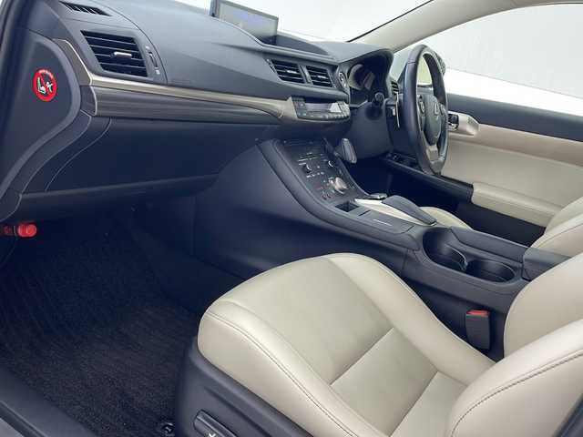 レクサス ＣＴ 200h バージョンC 沖縄県 2021(令3)年 4.5万km ソニッククォーツ 純正ナビ　/　(フルセグＴＶ　DVD　Ｂｌｕｅｔｏｏｔｈ　USB)　/バックカメラ　　/ＥＴＣ/前席パワーシート　/前席シートヒーター　/ハーフレザーシート　/クルーズコントロール　/レーンキープアシスト/ステアリングスイッチ/プッシュスタート　/スマートキー　/オートライト/ＬＥＤヘッドライト/クリアランスソナー/ドアバイザー/純正フロアマット/純正16インチアルミホイール