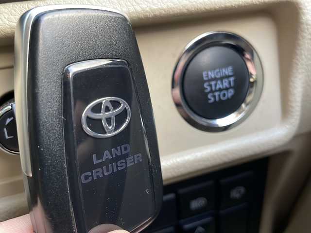 トヨタ ランドクルーザー プラド TX Lパッケージ マットブラED 広島県 2023(令5)年 7.8万km ホワイトパールクリスタルシャイン 禁煙/純正9型ナビ/アラウンドビューモニター/レーダークルーズコントロール/シートベンチレーション/シートヒーター/サンルーフ/前後コーナーセンサー/社外デジタルインナーミラー/ブラインドスポットモニター/ルーフレール/ラジアルタイヤ4本