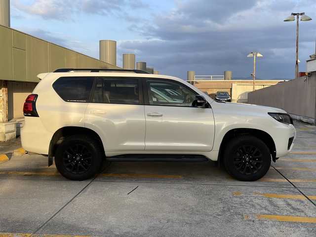 トヨタ ランドクルーザー プラド TX Lパッケージ マットブラED 広島県 2023(令5)年 7.8万km ホワイトパールクリスタルシャイン 禁煙/純正9型ナビ/アラウンドビューモニター/レーダークルーズコントロール/シートベンチレーション/シートヒーター/サンルーフ/前後コーナーセンサー/社外デジタルインナーミラー/ブラインドスポットモニター/ルーフレール/ラジアルタイヤ4本