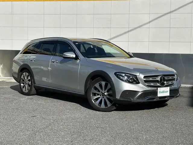 メルセデス・ベンツ Ｅ２２０ｄ 4マチック オールテレイン 東京都 2020(令2)年 3.5万km イリジウムシルバー エクスクルーシブパッケージ/レーダーセーフティパッケージ/純正12.3インチワイドディスプレイHDDナビ/　フルセグTV/AppleCarPlay/AndroidAuto/360度カメラシステム/Burmesterサラウンドサウンドシステム/パノラミックスライディングルーフ/ヘッドアップディスプレイ/レザーシート/シートヒーター/シートベンチレーター/パワーシート/シートメモリー/前後ドライブレコーダー/純正19インチアルミホイール/LEDヘッドライト/アダプティブハイビームアシストプラス/アクティブディスタンスアシストディストロニック/アクティブレーンチェンジングアシスト/アクティブエマージェンシーストップアシスト/アクティブレーンキーピングアシスト/ステアリングパイロット/アクティブブレーキアシスト/アダプティブクルーズコントロール/革巻きステアリングホイール/ステアリングスイッチ/パドルシフト/トラフィックサインアシスト/渋滞時緊急ブレーキ機能/PRE-SAFE/電動格納ミラー/ウインカーミラー/フロアマット/ドアバイザー/保証書/取扱説明書/スペアキー