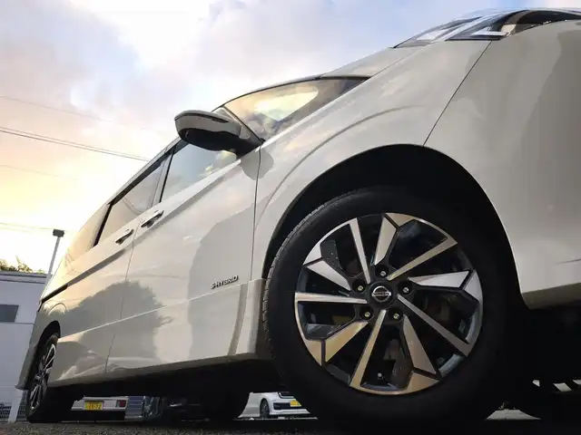 日産 セレナ ハイウェイスター V 熊本県 2019(令1)年 5.6万km ブリリアントホワイトパール 純正10インチナビ/【フルセグTV/Bluetooth/HDMI/CD/DVD】/アラウンドビューモニター/フリップダウンモニター/両側パワースライドドア/プロパイロット/ステアリングスイッチ/パーキングアシスト/コーナーセンサー/電子パーキング/オートホールド/アイドリングストップ/純正16インチアルミホイール/前後ドライブレコーダー/ETC/純正フロアマット/スペアキー/取扱説明書