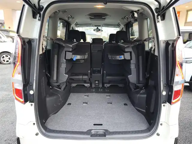 日産 セレナ ハイウェイスター V 熊本県 2019(令1)年 5.6万km ブリリアントホワイトパール 純正10インチナビ/【フルセグTV/Bluetooth/HDMI/CD/DVD】/アラウンドビューモニター/フリップダウンモニター/両側パワースライドドア/プロパイロット/ステアリングスイッチ/パーキングアシスト/コーナーセンサー/電子パーキング/オートホールド/アイドリングストップ/純正16インチアルミホイール/前後ドライブレコーダー/ETC/純正フロアマット/スペアキー/取扱説明書